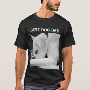 Zwart-wit foto van Schattigee hond rusten met papa T-shirt