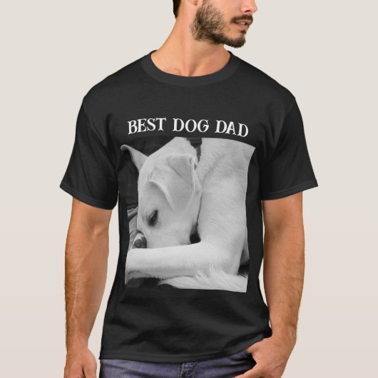 Zwart-wit foto van Schattigee hond rusten met papa T-shirt (Voorkant)