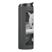 Zwart-wit foto van Schattigee hond rusten met papa Thermosbeker (Gedraaid links)