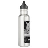 Zwart-wit foto van Schattigee hond rusten met papa Waterfles (Links)