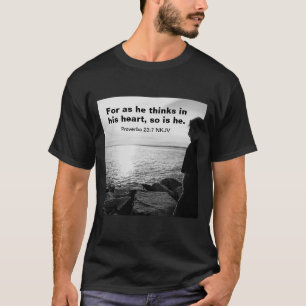 Zwart-wit foto van Zee en Man Bijbelvers T-shirt
