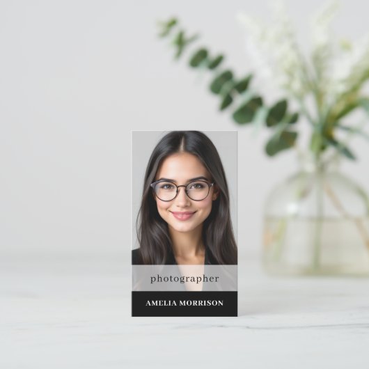 Zwart Wit Fotograaf QR Code Foto Modern Visitekaartje (Staand voorkant)