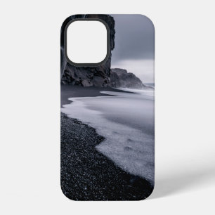 ZWART-WIT FOTOGRAFIE VAN DE KUST EN RUSTIGE ZEE iPhone 12 HOESJE
