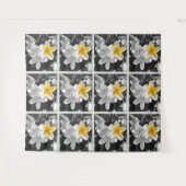 Zwart wit Frangipanis met één gele Frangipani Wandkleed (Voorkant (horizontaal))