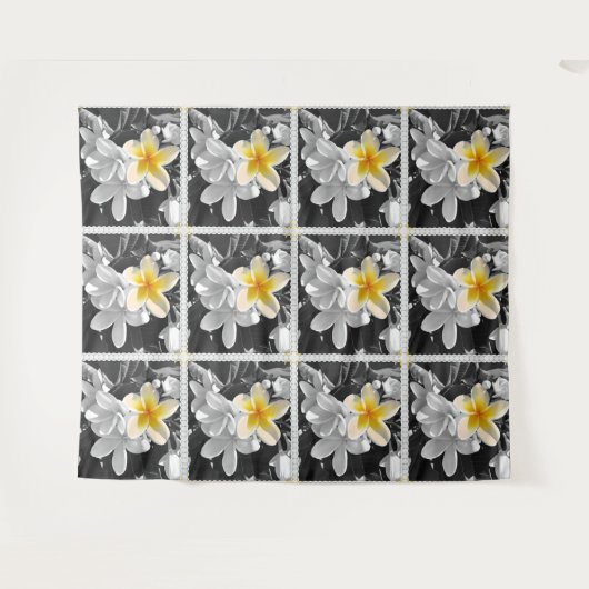 Zwart wit Frangipanis met één gele Frangipani Wandkleed (Voorkant (horizontaal))