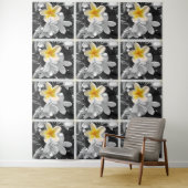 Zwart wit Frangipanis met één gele Frangipani Wandkleed (In situ)