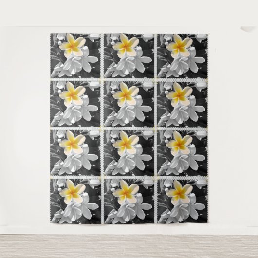 Zwart wit Frangipanis met één gele Frangipani Wandkleed (Voorkant)