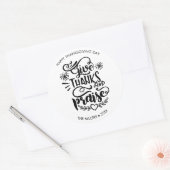 Zwart-wit Geef Bedankt Thanksgiving Aangepast Ronde Sticker (Envelop)