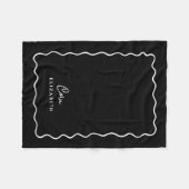 Zwart-wit gegolfde rand met monogram fleece deken (Voorkant (Horizontaal))