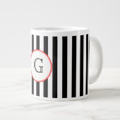Zwart wit Gemiddeld Stripe Rood Monogram Etiket Grote Koffiekop (Voorkant rechts)