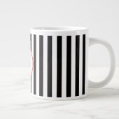 Zwart wit Gemiddeld Stripe Rood Monogram Etiket Grote Koffiekop (Rechts)