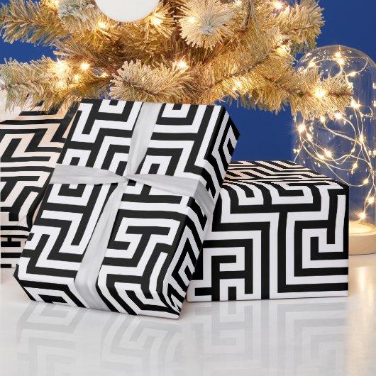 Zwart-wit geometrisch doolhofpatroon cadeaupapier (Feestdagen)