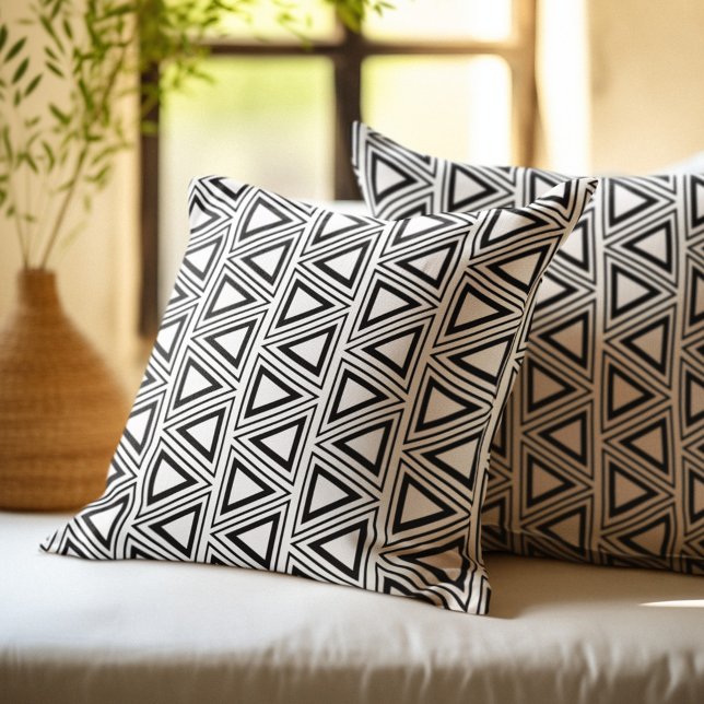 Zwart-wit geometrisch driehoekpatroon kussen (Creator heeft geüpload)