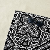 zwart-wit geometrisch etnisch ornament strandlaken (In situ)