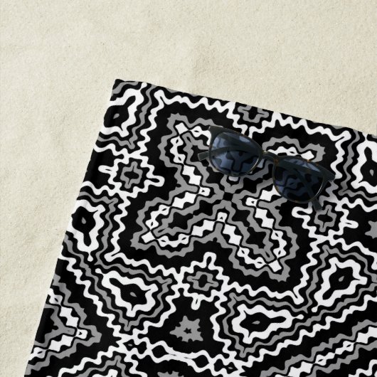 zwart-wit geometrisch etnisch ornament strandlaken (In situ)