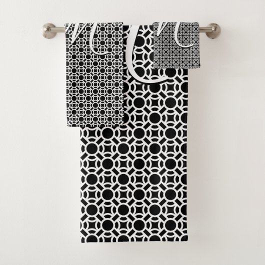 Zwart-wit Geometrisch Initiaal Monogram Bad Handdoek (Insitu)