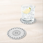 Zwart-wit geometrisch mandala patroon ronde kartonnen onderzetter (Insitu)