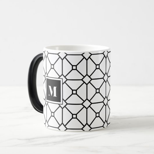 Zwart-wit geometrisch monogram magische mok (Voorkant links)