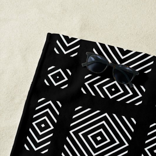 Zwart-wit geometrisch patroon Ama Strandlaken (In situ)