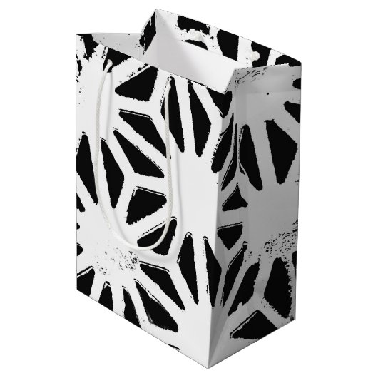 Zwart-wit geometrisch patroon medium cadeauzakje (Achterkant Gekanteld)