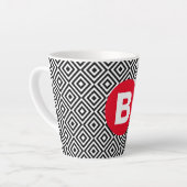 Zwart-wit geometrisch patroon met rode monogram latte mok (Linkerhoek)
