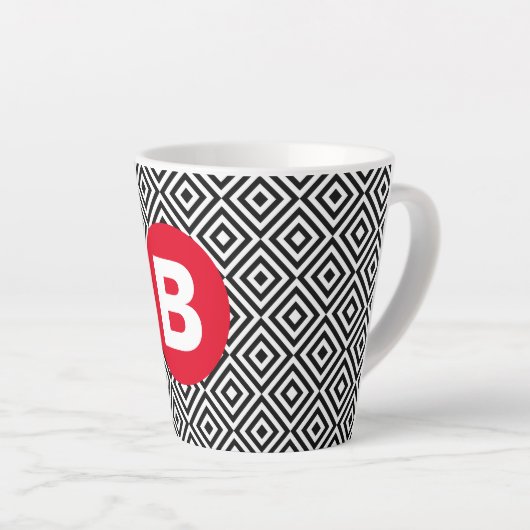 Zwart-wit geometrisch patroon met rode monogram latte mok (Rechterhoek)