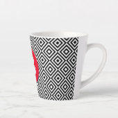 Zwart-wit geometrisch patroon met rode monogram latte mok (Rechts)