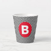 Zwart-wit geometrisch patroon met rode monogram latte mok (Voorkant)