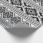 Zwart wit geometrisch tribaal Patroon Aztec Boho Cadeaupapier (Hoek)