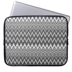 Zwart-wit geometrisch zigzagpatroon laptop sleeve