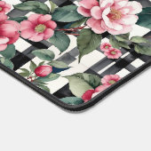 Zwart-wit geplakt met bladerige roze camelia's bureaumat (Hoek)
