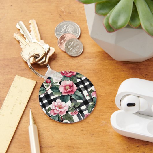 Zwart-wit geplakt met bladerige roze camelia's sleutelhanger (Bureau)