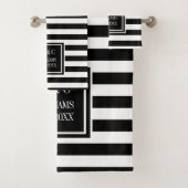 Zwart-wit gestreept gepersonaliseerd monogram bad handdoek (Insitu)