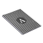 Zwart-wit gestreept gepersonaliseerd monogram notitieboek (Rechterzijde)
