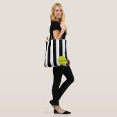 Zwart-wit gestreept met limoengroene monogram tote bag (Op model)