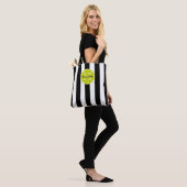 Zwart-wit gestreept met limoengroene monogram tote bag (Op model)