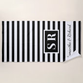 Zwart-wit gestreept monogram bruiloft paar strandlaken (Voorkant)