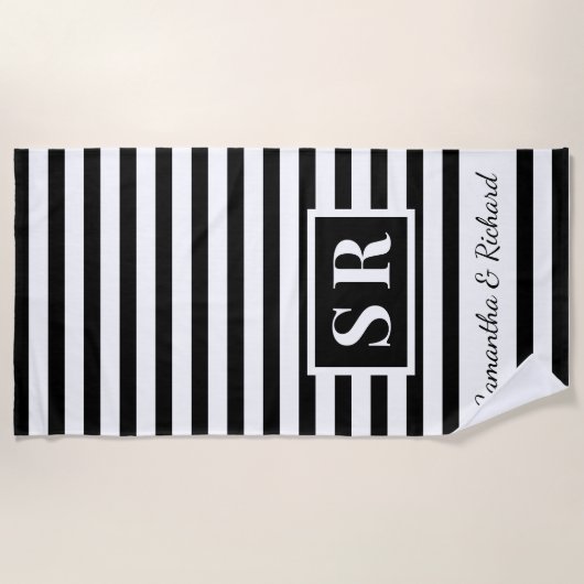 Zwart-wit gestreept monogram bruiloft paar strandlaken (Voorkant)