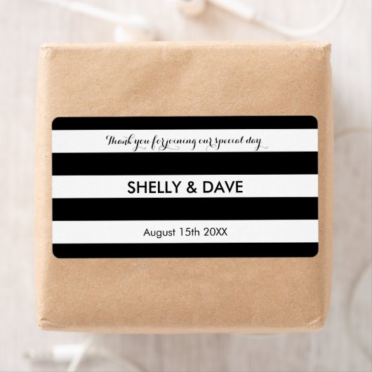 Zwart-wit gestreepte bruiloft water fles label (Insitu)