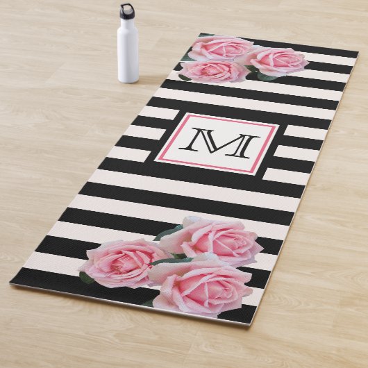 Zwart-wit gestreepte roze bloemmotief met monogram yogamat (In situ)