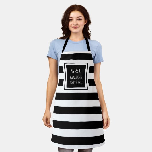 Zwart-wit gestreepte trendy monogram familienaam schort (Gedragen)