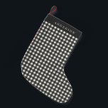 zwart-wit Gingham Pset op persoonlijke titel Kleine Kerstsok<br><div class="desc">Voeg tijdloze charme toe aan uw vakantiedecor met deze zwart-witte gingham plaid gepersonaliseerde kerstkous. Het klassieke plaid-ontwerp geeft een gezellige, rustieke sfeer aan uw schoorsteenmantel, terwijl de gepersonaliseerde naam een speciaal tintje toevoegt. Ideaal voor wie op zoek is naar gepersonaliseerde kousen, een op vintage geïnspireerd vakantiedecor of traditionele zwart-witte kerstaccenten....</div>