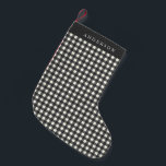 zwart-wit Gingham Pset op persoonlijke titel Kleine Kerstsok<br><div class="desc">Voeg tijdloze charme toe aan uw vakantiedecor met deze zwart-witte gingham plaid gepersonaliseerde kerstkous. Het klassieke plaid-ontwerp geeft een gezellige, rustieke sfeer aan uw schoorsteenmantel, terwijl de gepersonaliseerde naam een speciaal tintje toevoegt. Ideaal voor wie op zoek is naar gepersonaliseerde kousen, een op vintage geïnspireerd vakantiedecor of traditionele zwart-witte kerstaccenten....</div>