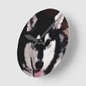 Zwart-wit glimlachend Alaskan Malamute Ronde Klok (Hoek)