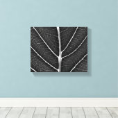 Zwart-wit gloeiend blad close-up canvas afdruk (Insitu (Houten vloer))