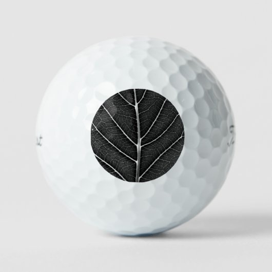 Zwart-wit gloeiend blad close-up golfballen (Voorkant)