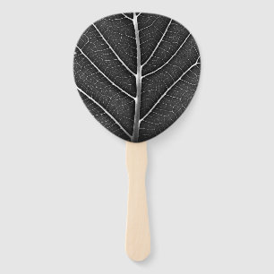 Zwart-wit gloeiend blad close-up handwaaier