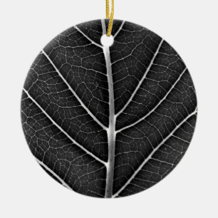 Zwart-wit gloeiend blad close-up keramisch ornament