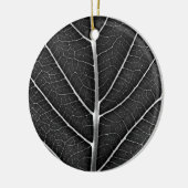 Zwart-wit gloeiend blad close-up keramisch ornament (Links)