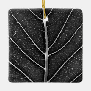 Zwart-wit gloeiend blad close-up keramisch ornament